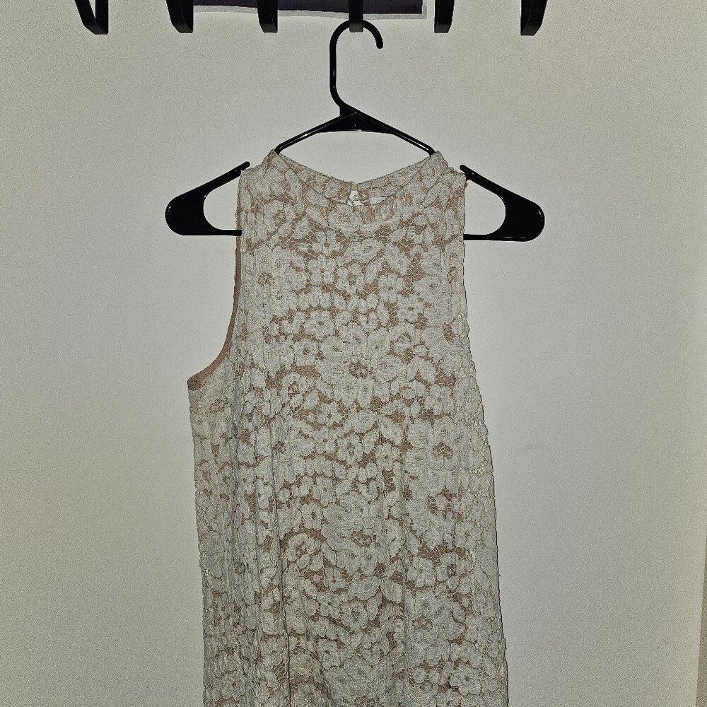 Rose + Olive Women off white Lace sleeveless blouse (Size L)